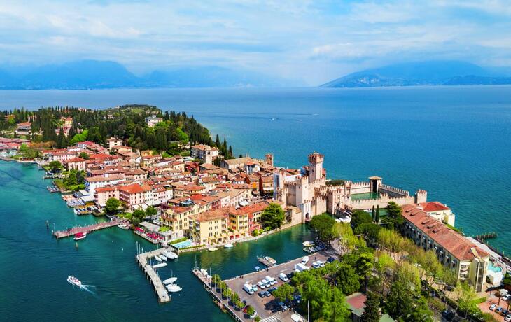 Blick von der Burg Rocca Scaligera über Sirmione am Gardasee, Italien