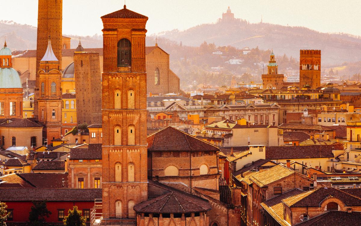 Bologna mit dem Berg San Luca im Hintergrund, Italien