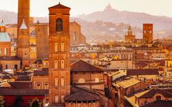 Bologna mit dem Berg San Luca im Hintergrund, Italien