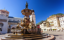 Neptunbrunnen auf dem Piazza del Duomo in Trient, Italien