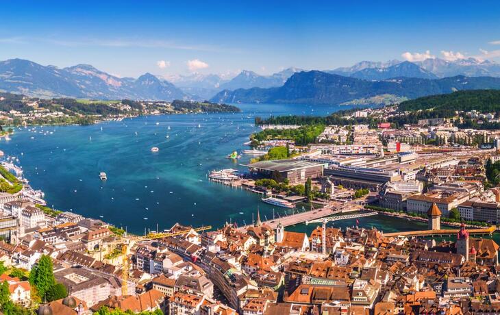 Luzern mit berühmter Kapellbrücke und Vierwaldstättersee
