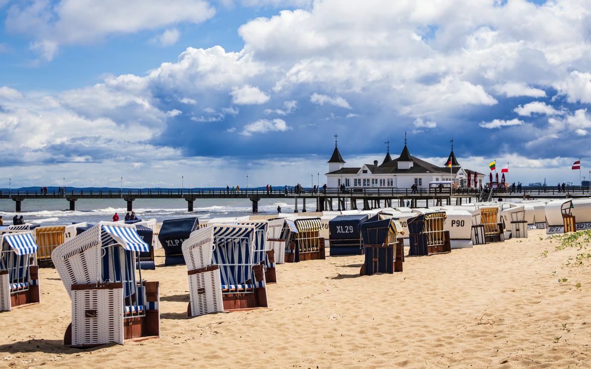 Seebrücke und Strandkörbe in Ahlbeck auf der Insel Usedom