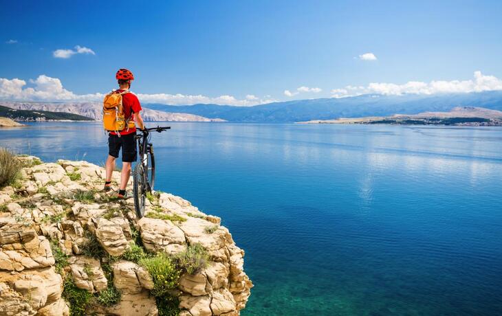 Mountainbiker schaut sich die kroatische Küst an