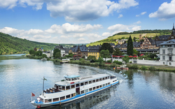 Ausflugsboot auf der Mosel vor Traben-Trarbach