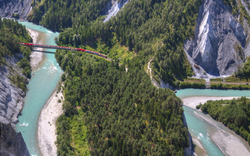 Glacier Express überquert Brücke und Rheinbiegung