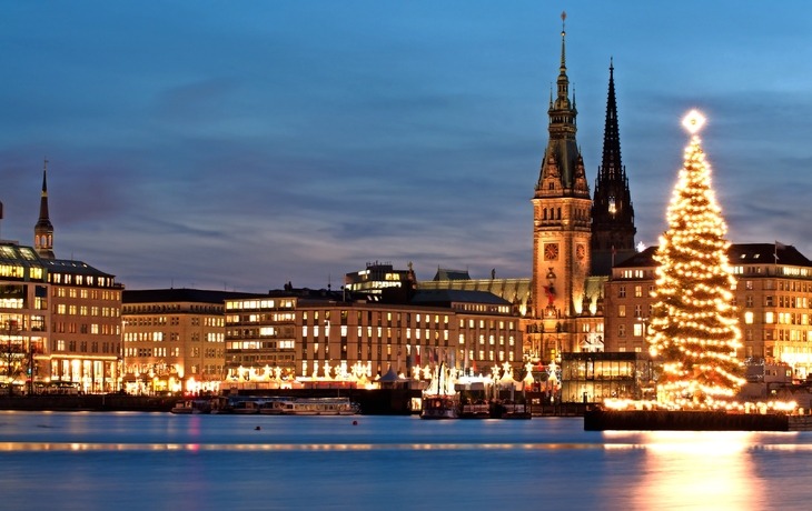 Neuer Jungfernstieg vor Weihnachten in Hamburg, Deutschland