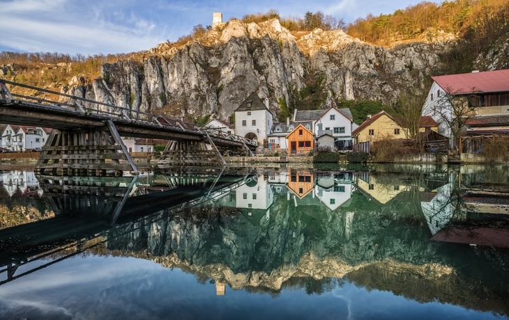 Ansicht des Markt Essing im Altmühltal mit der Brücke über den Fluss und der Burg auf dem Felsen, Deutschland