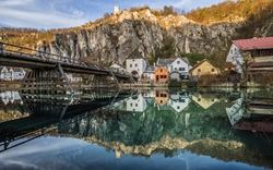 Ansicht des Markt Essing im Altmühltal mit der Brücke über den Fluss und der Burg auf dem Felsen, Deutschland