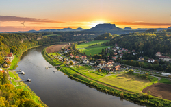 Blick auf das Elbufer in Rathen im Elbsandsteingebirge, Deutschland