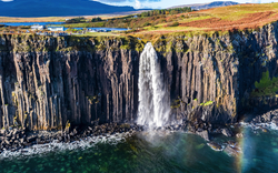 Klippen von Staffin mit dem berühmten Kilt Rock Wasserfall auf der Isle of Skye