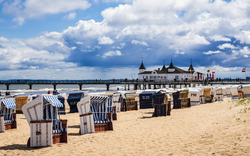 Seebrücke und Strandkörbe in Ahlbeck auf der Insel Usedom