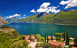 Blick auf den Gardasee und Limone sul Garda, Italien