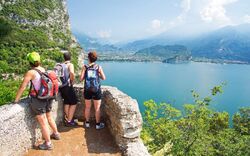 Blick auf Riva del Garda in der Provinz Trentino am Gardasee, Italien