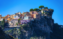 Castelmola: typisch sizilianisches Dorf auf einem Berg in der Nähe von Taormina
