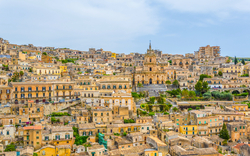Luftaufnahme von Modica mit Blick auf die Kathedrale des Heiligen Georg