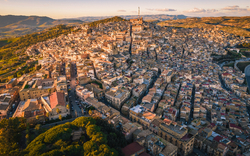 Luftaufnahme von Caltagirone bei Sonnenuntergang