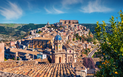 Ragusa mit Palazzo Cosentini und Duomo di San Giorgio im Hintergrund