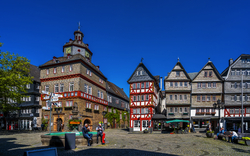 Rathaus und Marktplatz von Herborn