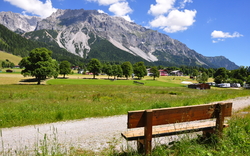Bank mit Blick zum Dachstein / Steiermark