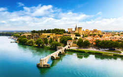 Luftaufnahme der Brücke Pont Saint Benezet und der Rhone in Avignon