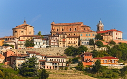 Dorf La Morra in der Region Langhe im Herbst, umgeben von Weinbergen, Piemont, Italien