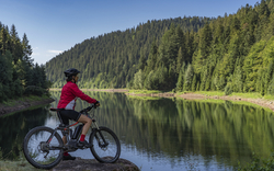 mit dem E-Bike am Trinkwasserspeicher „Kleine Kinzig“ im Nordschwarzwald, Deutschland