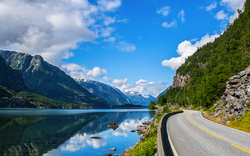 Naturansicht mit Fjord und Bergen in Norwegen