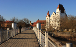 Wintersonne über Ingolstadt; Donausteg und Neues Schloss