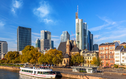 Skyline von Frankfurt am Main mit Boot und Mainufer im Vordergrund
