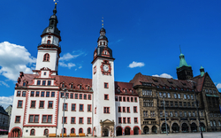 Chemnitzer Rathaus mit blauem Himmel im Hintergrund, Architektur mit Türmen und historischen Fassaden.