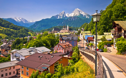 Ansicht von Berchtesgaden in Bayern mit dem Watzmann im Hintergrund, umgeben von den Alpen.