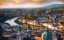 Luftpanoramablick über die Altstadt von Salzburg im Herbst mit Blick auf den Fluss Salzach und die Skyline bei Sonnenuntergang.