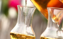 Gläser mit italienischem Grappa werden eingeschenkt, ein traditioneller italienischer Schnaps.