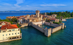 Die Burg Rocca Scaligera in Sirmione am Gardasee, Italien.