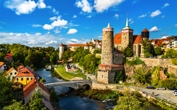 Panorama der historischen Altstadt von Bautzen in Deutschland mit alten Türmen, einer Brücke und der Spree bei sonnigem Wetter.