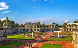 Barocke Architektur des Dresdner Zwingers mit symmetrischen Gebäuden und einem zentralen Hof bei sonnigem Wetter.