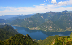 Berglandschaft mit See unter blauem Himmel.
