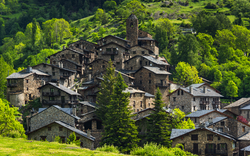 Steindorf in Andorra mit typisch steinernen Häusern inmitten der Pyrenäen.