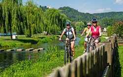 Radfahrer am Fluss
