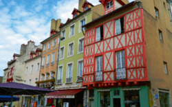Fachwerkhäuser in Chalon-sur-Saône, mit bunten Fassaden und Geschäften darunter.