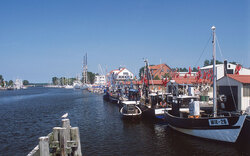 Boote im Hafen von Wieck unter blauem Himmel.