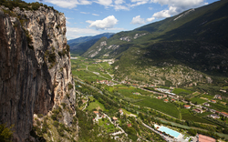 Klippe mit weitem Blick auf ein Tal und Dörfer unter blauem Himmel.