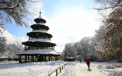 Chinesischer Turm im Englischen Garten in München im Winter, umgeben von Schnee.