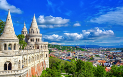 Fischerbastei in Budapest mit Blick auf die Stadt und die Donau bei klarem Himmel.