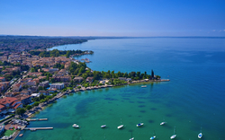 Luftaufnahme einer Küstenstadt mit Yachten auf einem blauen See