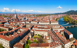 Panoramablick auf die Skyline von Turin in Piemont, Norditalien, mit dem Fluss Po im Vordergrund.