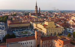 Blick auf eine Stadt mit markanten Kirchtürmen und historischen Gebäuden.