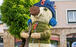 Große Narzissenfigur in Form eines Tieres beim Narzissenfest im Ausseerland.
