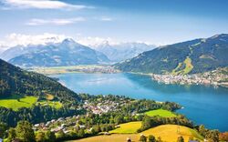 Landschaftspanorama von Zell am See mit See und Bergen.