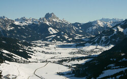 Schneebedeckte Berglandschaft im Tannheimer Tal mit Blick auf das Wannenjoch und umliegende Dörfer.